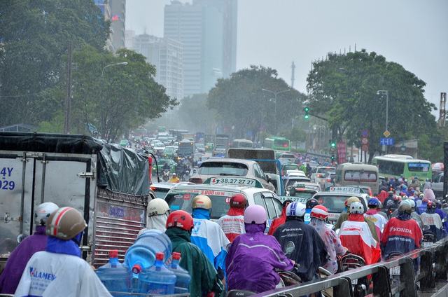 Xã hội - TP.HCM tiếp tục mưa lớn, người dân thận trọng trong việc di chuyển (Hình 2).