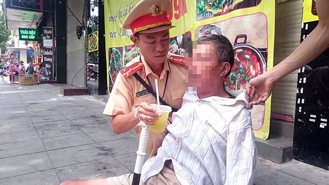 Dậy sóng mạng - Hành động đẹp của chiến sĩ CSGT với người đàn ông say xỉn trên phố (Hình 2).