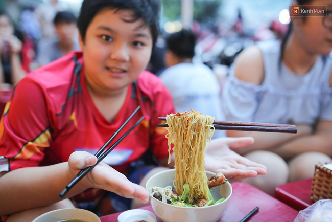 Dân sinh - Mì bay - món ăn 'hot' nhất Sài Gòn bây giờ (Hình 8).