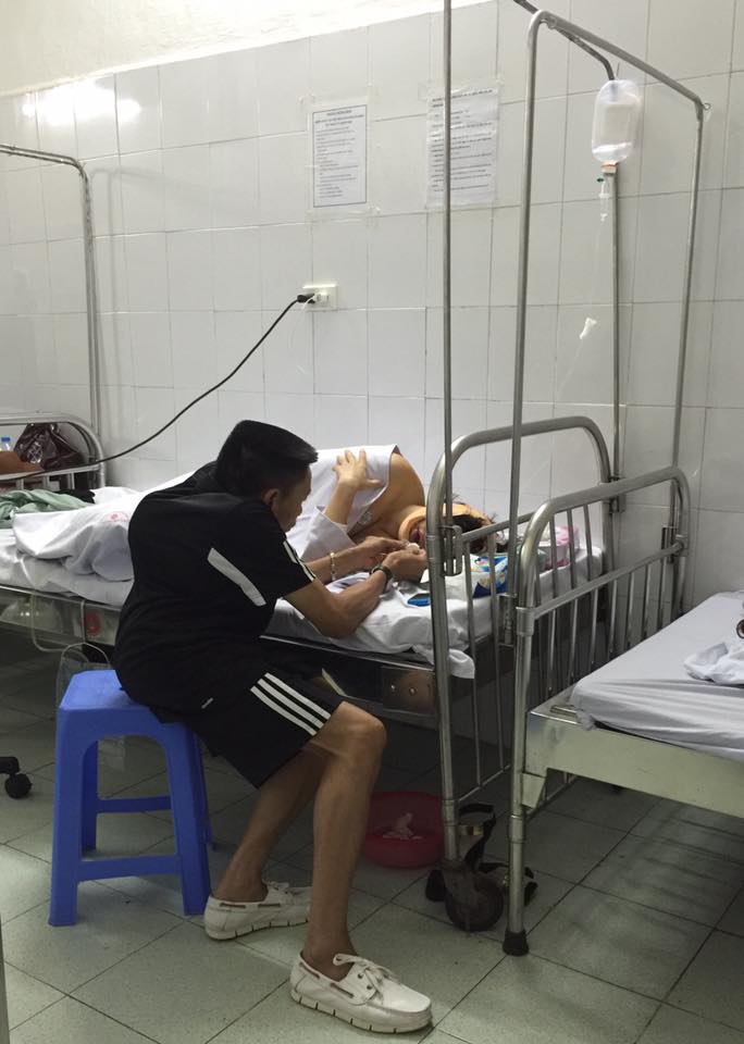 Mạng ảo - Đời thực - Hành động của chồng gù ‘soái ca’ ở viện khiến triệu người xúc động (Hình 2).