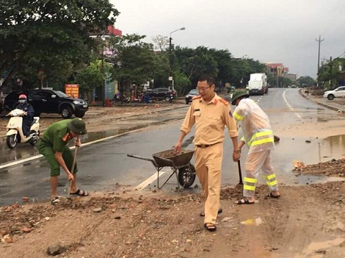 Xã hội - Hàng trăm chiến sĩ công an thức thâu đêm dọn đường, giúp dân chạy lũ (Hình 2).