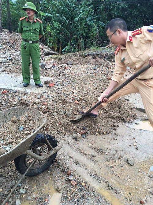 Xã hội - Hàng trăm chiến sĩ công an thức thâu đêm dọn đường, giúp dân chạy lũ (Hình 3).