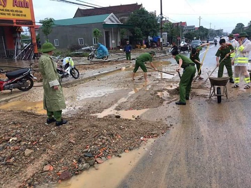 Xã hội - Hàng trăm chiến sĩ công an thức thâu đêm dọn đường, giúp dân chạy lũ