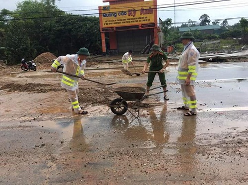 Xã hội - Hàng trăm chiến sĩ công an thức thâu đêm dọn đường, giúp dân chạy lũ (Hình 5).