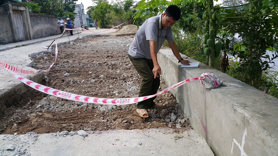 Xã hội - Hà Nội: Đường đê 50 tỷ gẫy từng mảng, chất lượng có đảm bảo? (Hình 9).