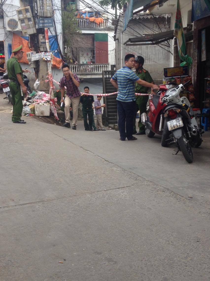 An ninh - Hình sự - Hà Nội: Dân hoảng loạn phát hiện vật thể nghi là mìn trước cửa nhà (Hình 3).