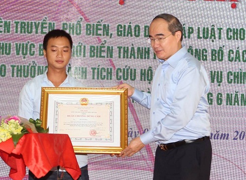 Tin nhanh - Khen thưởng thuyền viên cứu khách du lịch vụ lật tàu trên sông Hàn