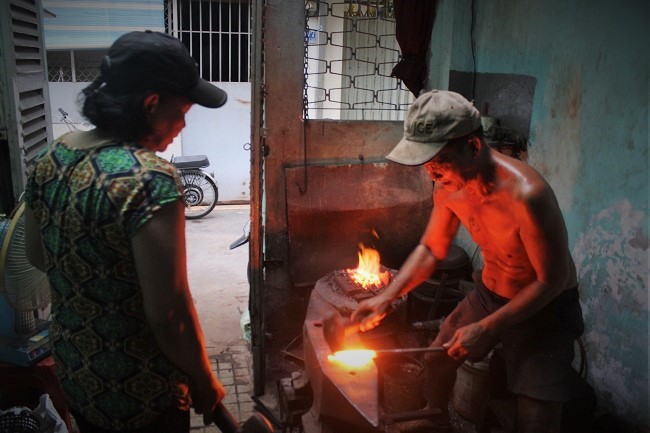 Dân sinh -  ‘Bản nhạc’ tiếng đập búa của vợ chồng lò rèn hơn 30 năm ở Sài Gòn 