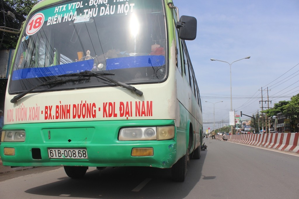 Tin nhanh - Xe buýt nghi vượt đèn cán chết nam thanh niên