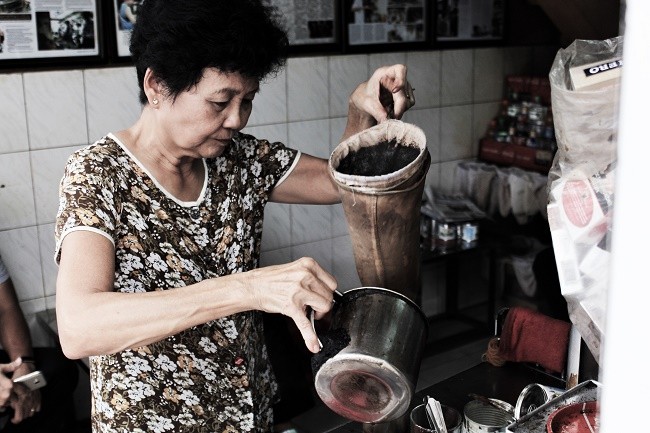 Dân sinh - Cà phê ‘vợt’ đúng chất Sài Gòn xưa hơn nửa thế kỷ của vợ chồng già  (Hình 2).