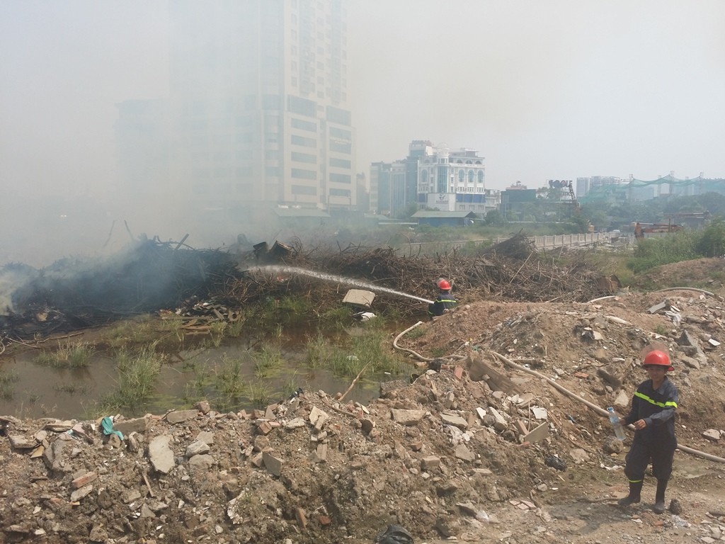 Dân sinh - Hà Nội: Cháy lớn tại ngã tư Trung Kính – Dương Đình Nghệ (Hình 4).