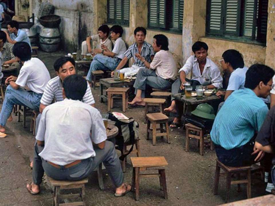 Tin cũ - Bia hơi vỉa hè Hà Nội những năm 1990