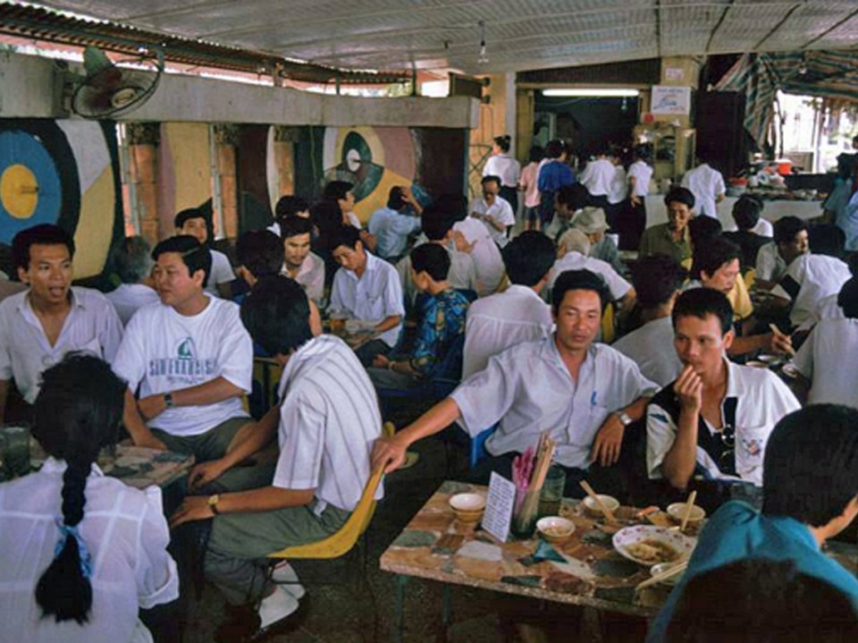 Tin cũ - Bia hơi vỉa hè Hà Nội những năm 1990 (Hình 2).
