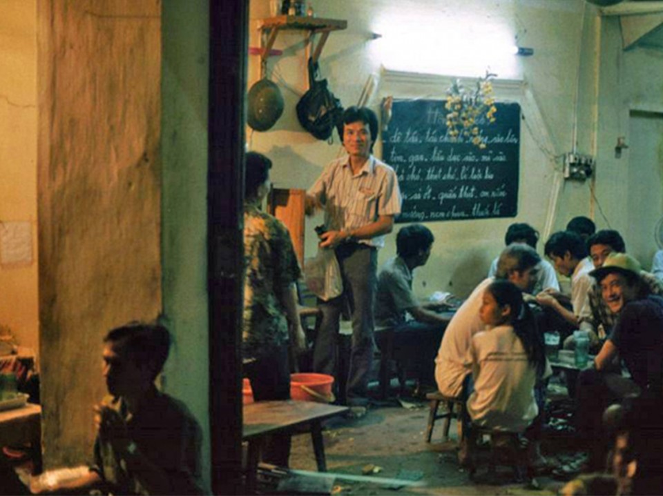 Tin cũ - Bia hơi vỉa hè Hà Nội những năm 1990 (Hình 3).