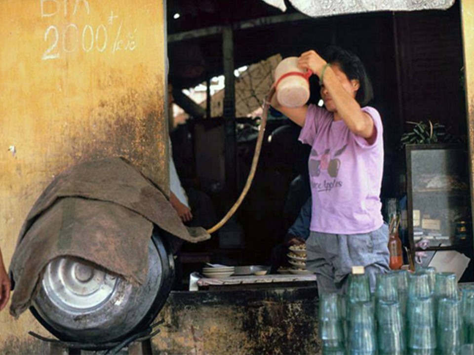 Tin cũ - Bia hơi vỉa hè Hà Nội những năm 1990 (Hình 5).