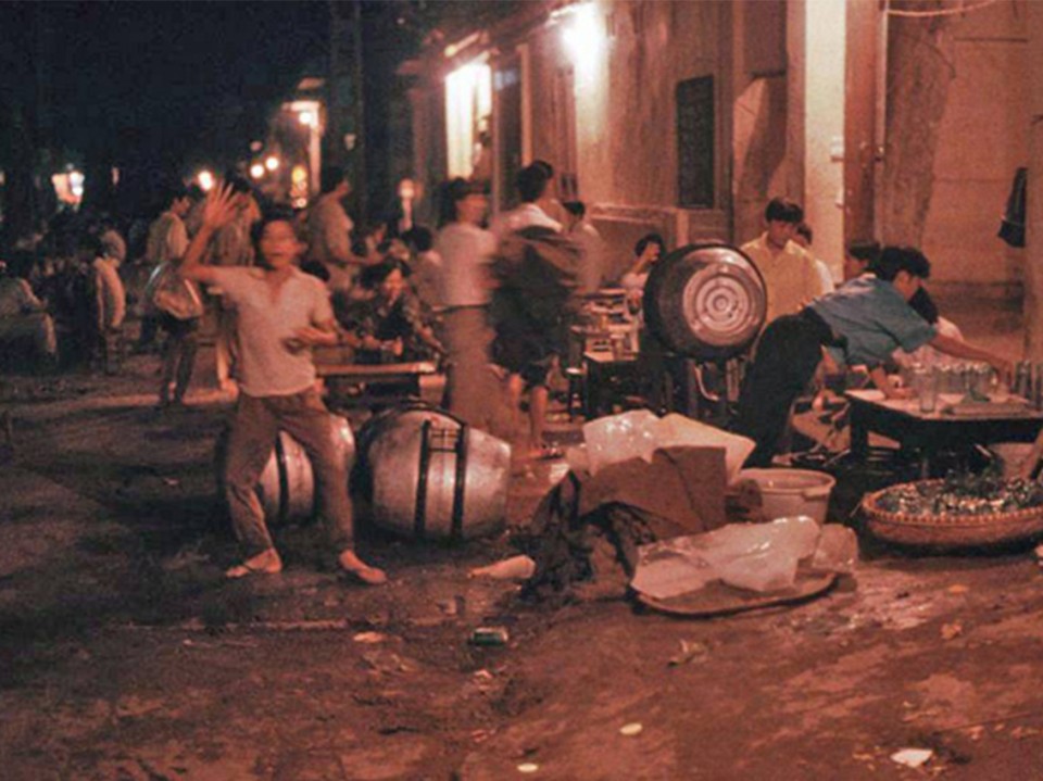 Tin cũ - Bia hơi vỉa hè Hà Nội những năm 1990 (Hình 10).