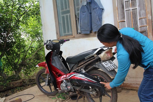 An ninh - Hình sự - Nhóm học sinh đang ngồi hóng mát, công an viên lao vào gây gổ