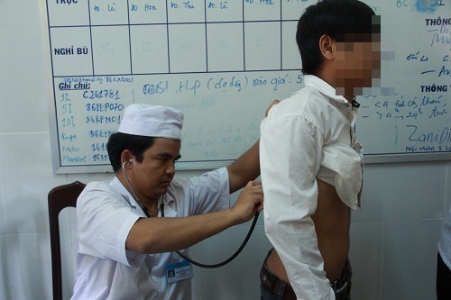 An ninh - Hình sự - Nhóm học sinh đang ngồi hóng mát, công an viên lao vào gây gổ (Hình 2).