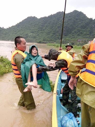 Xã hội - Nước lũ lên nhanh, dân Quảng Bình sơ tán lên cầu tránh lũ (Hình 4).