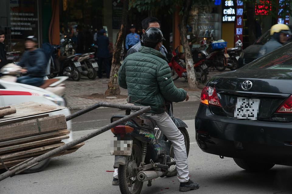 Mạng ảo - Đời thực - Hành động bất ngờ của tài xế xe Camry với nam thanh niên đi xe máy (Hình 2).