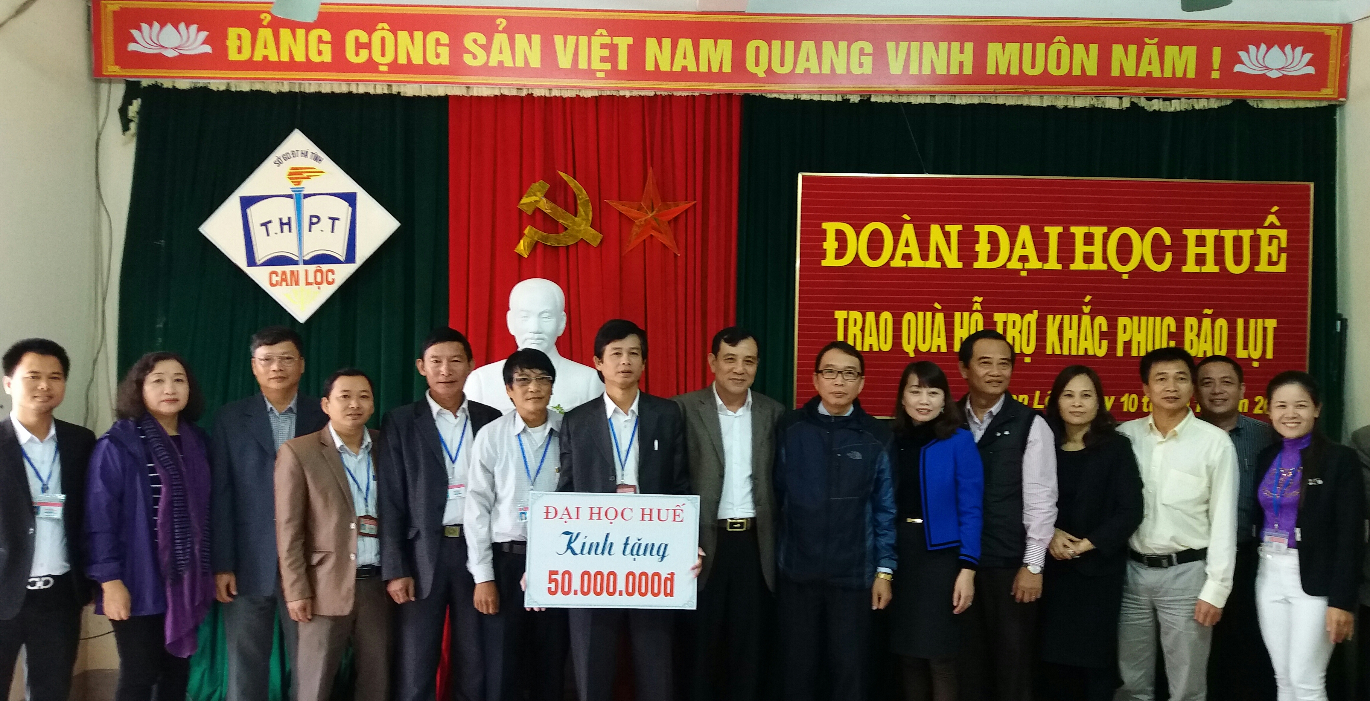 Tình thương - Đại học Huế đến với vùng lũ: Ấm tình miền Trung (Hình 2).