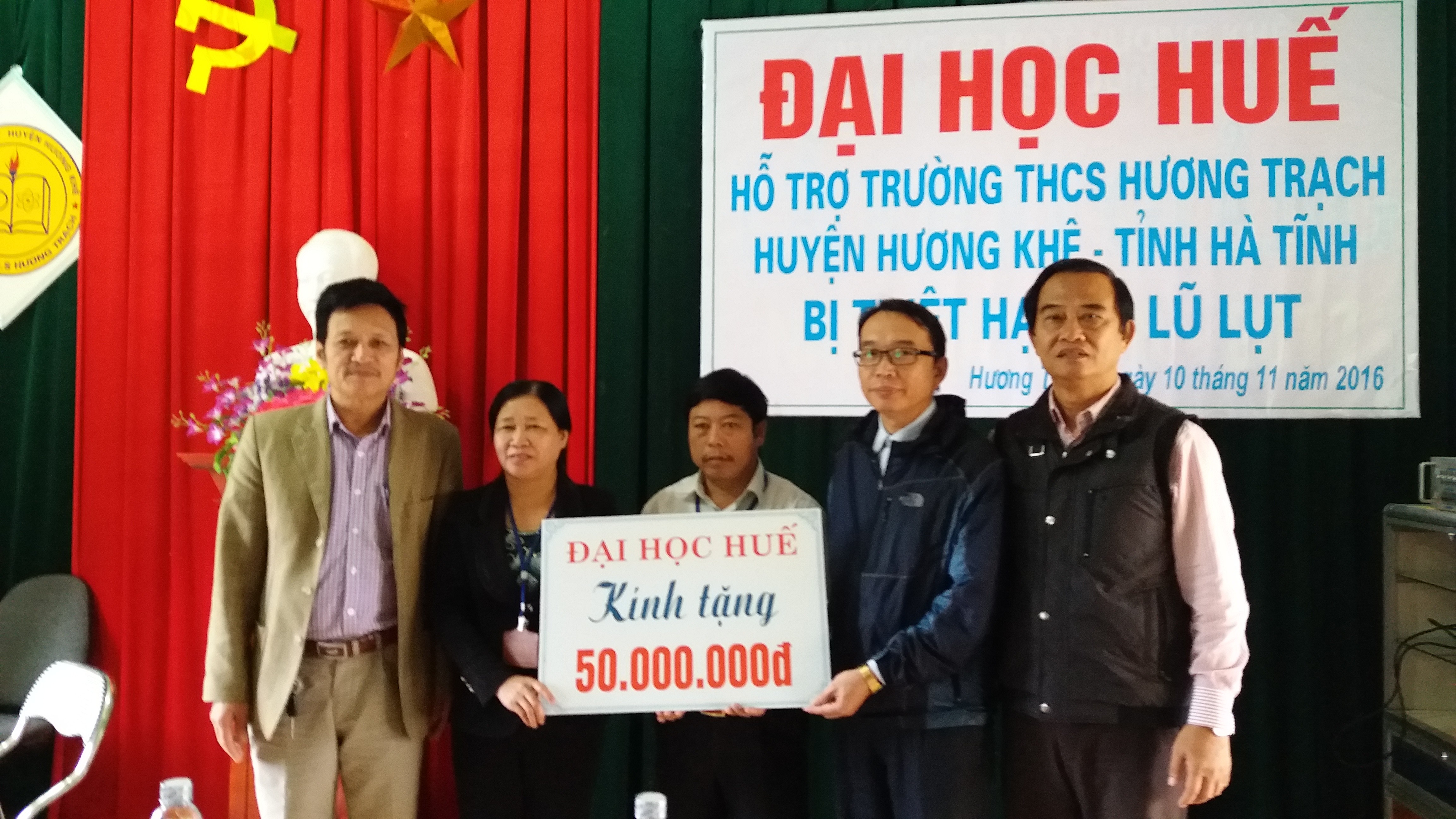 Tình thương - Đại học Huế đến với vùng lũ: Ấm tình miền Trung