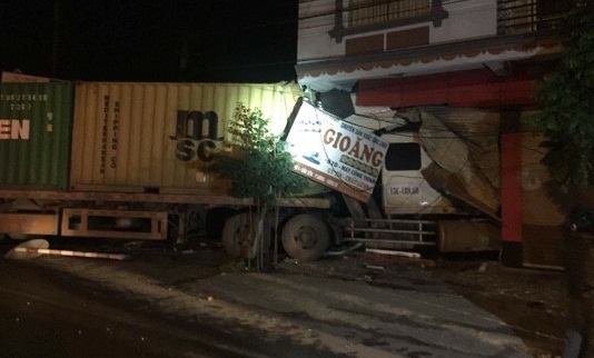 An ninh - Hình sự - Đang lưu thông, bất ngờ xe container mất lái lao thẳng nhà dân