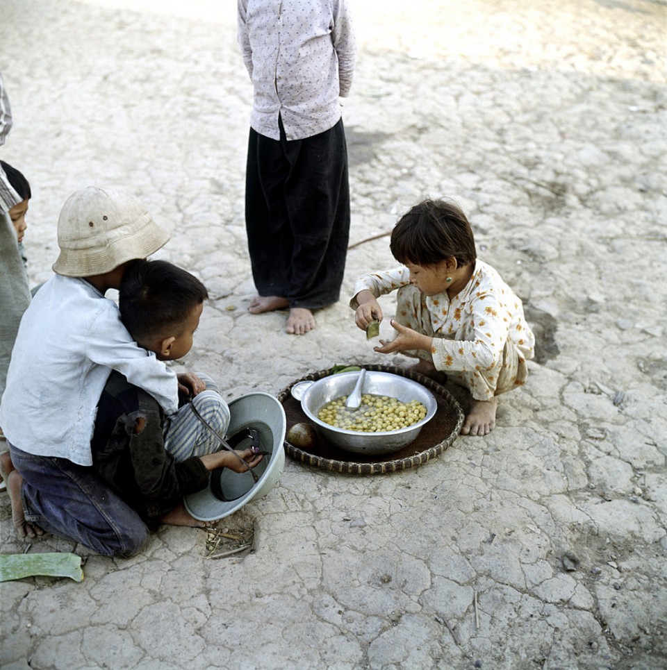 Tin cũ - Ảnh độc về trẻ em miền Nam 1967 qua ống k&iacute;nh người Mỹ (H&igrave;nh 23).
