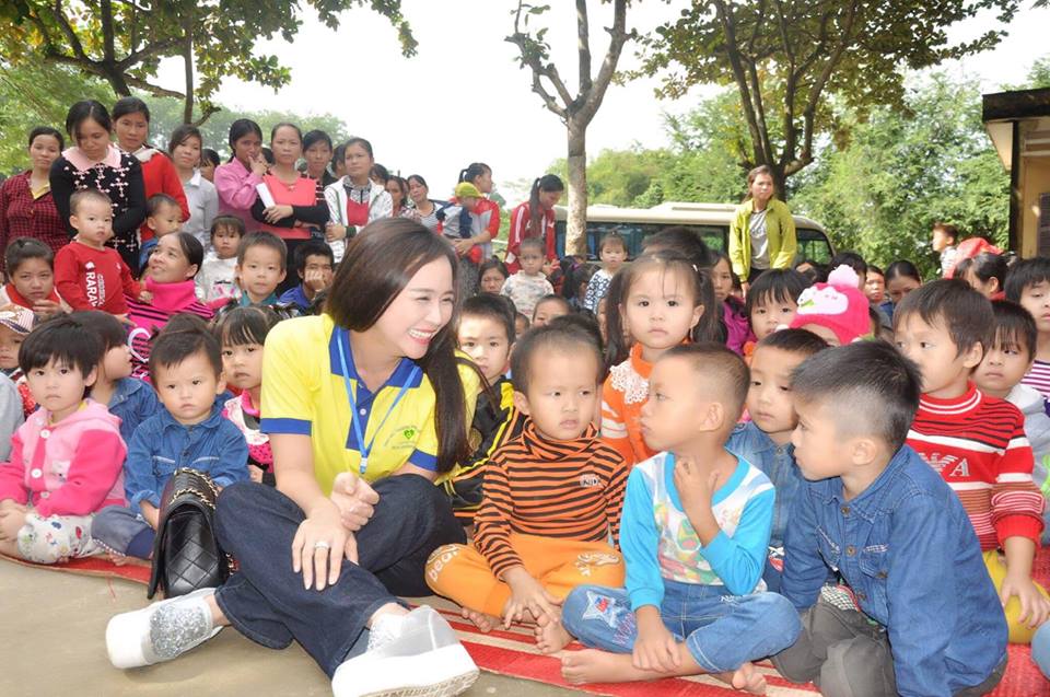 Dân sinh - Hàng trăm phần quà đến với trẻ em nghèo vùng cao tỉnh Hoà Bình (Hình 2).