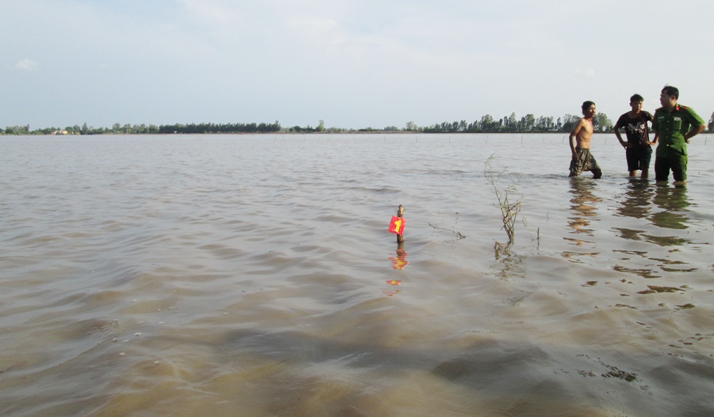 An ninh - H&igrave;nh sự - Điều tra nguy&ecirc;n nh&acirc;n người chăn vịt chết bất thường dưới nước