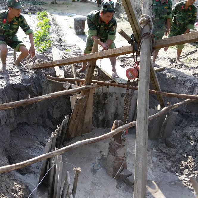 Tin nhanh - Phát hiện bom 'khủng', còn nguyên kíp nổ tại Hà Tĩnh (Hình 2).