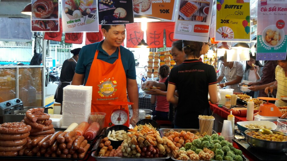 Dậy sóng mạng - Giới trẻ Sài Thành háo hức 'Lê la đường phố' săn lùng street food  (Hình 3).