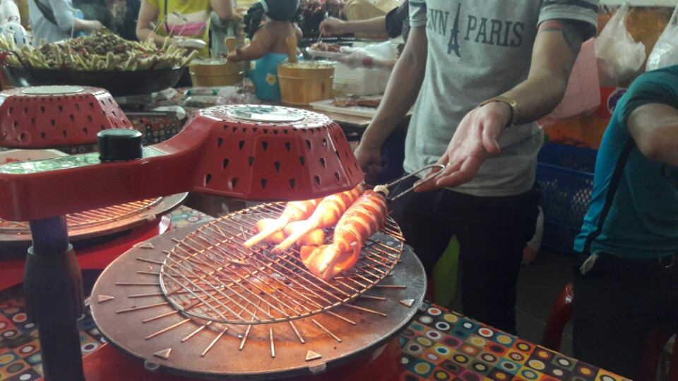 Dậy sóng mạng - Giới trẻ Sài Thành háo hức 'Lê la đường phố' săn lùng street food  (Hình 5).