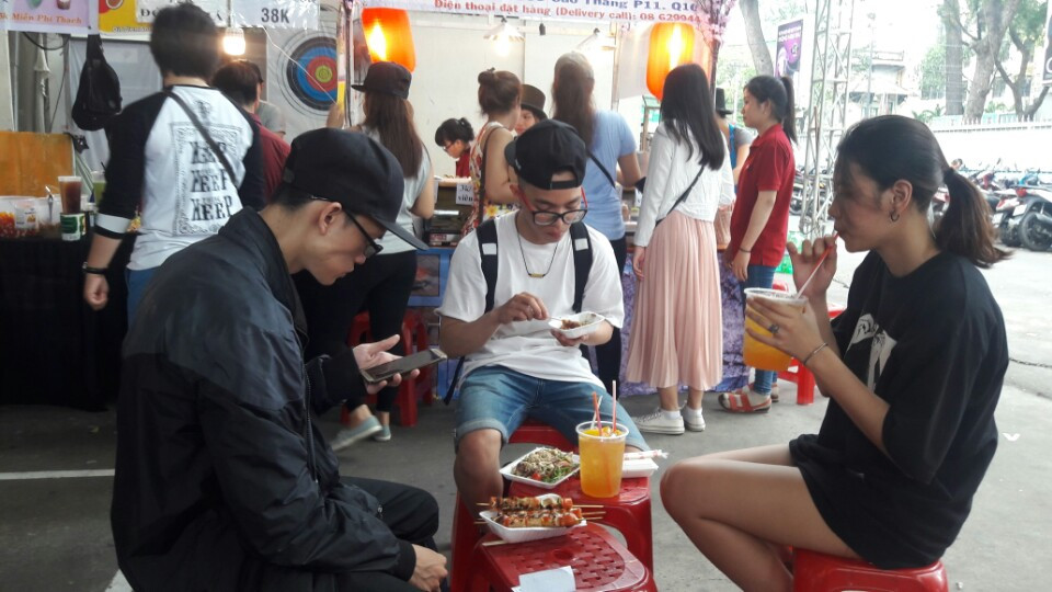 Dậy sóng mạng - Giới trẻ Sài Thành háo hức 'Lê la đường phố' săn lùng street food  (Hình 12).