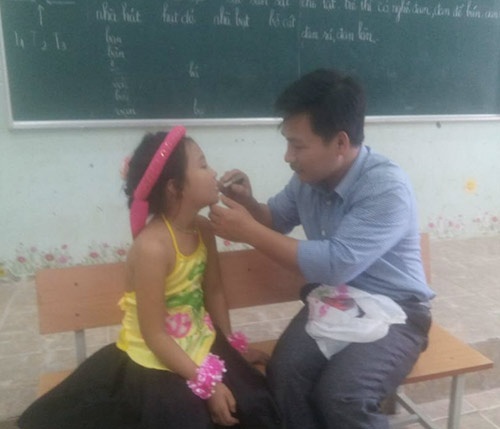 Dậy sóng mạng - Bức ảnh hot nhất 20/11: Thầy giáo trang điểm cho HS thi văn nghệ (Hình 2).
