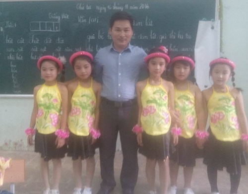 Dậy sóng mạng - Bức ảnh hot nhất 20/11: Thầy giáo trang điểm cho HS thi văn nghệ (Hình 4).