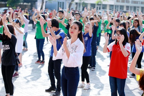 Ngôi sao - Hoa hậu Mỹ Linh: 'Em vẫn là cô học trò nhỏ của các thầy cô'