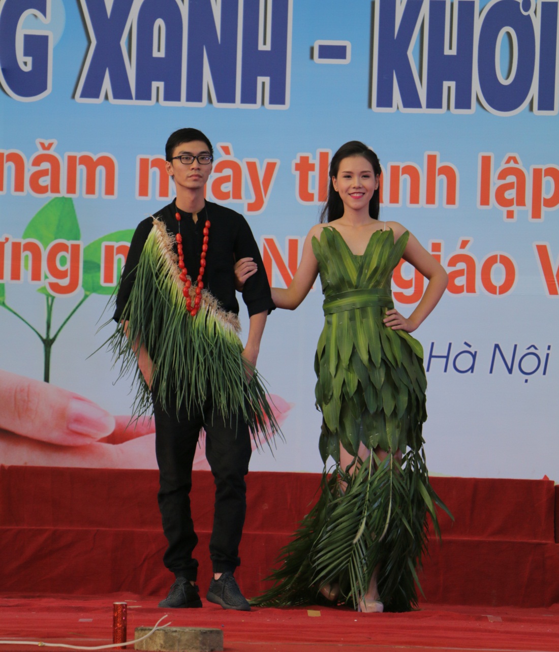Dậy sóng mạng - Sinh viên mặc quần áo làm từ hành, lá cây kêu gọi bảo vệ môi trường (Hình 2).