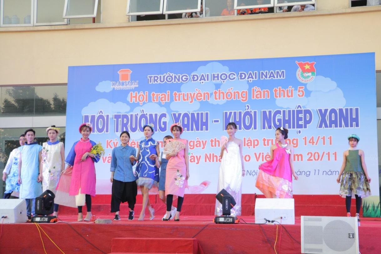 Dậy sóng mạng - Sinh viên mặc quần áo làm từ hành, lá cây kêu gọi bảo vệ môi trường (Hình 4).