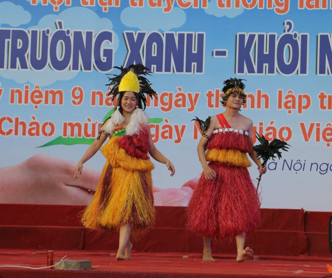 Dậy sóng mạng - Sinh viên mặc quần áo làm từ hành, lá cây kêu gọi bảo vệ môi trường (Hình 5).