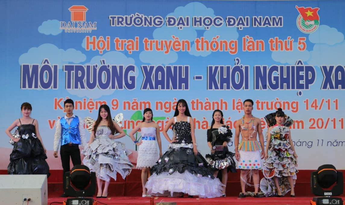 Dậy sóng mạng - Sinh viên mặc quần áo làm từ hành, lá cây kêu gọi bảo vệ môi trường (Hình 6).