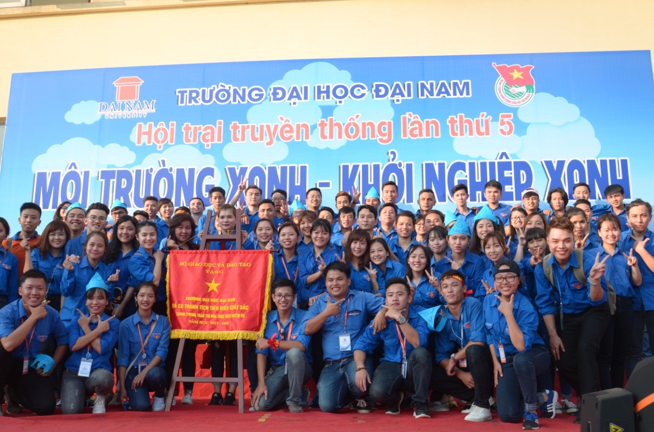 Dậy sóng mạng - Sinh viên mặc quần áo làm từ hành, lá cây kêu gọi bảo vệ môi trường (Hình 7).