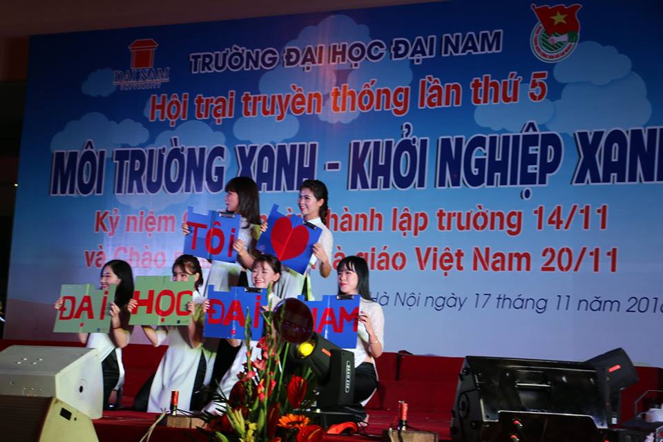 Dậy sóng mạng - Sinh viên mặc quần áo làm từ hành, lá cây kêu gọi bảo vệ môi trường (Hình 8).