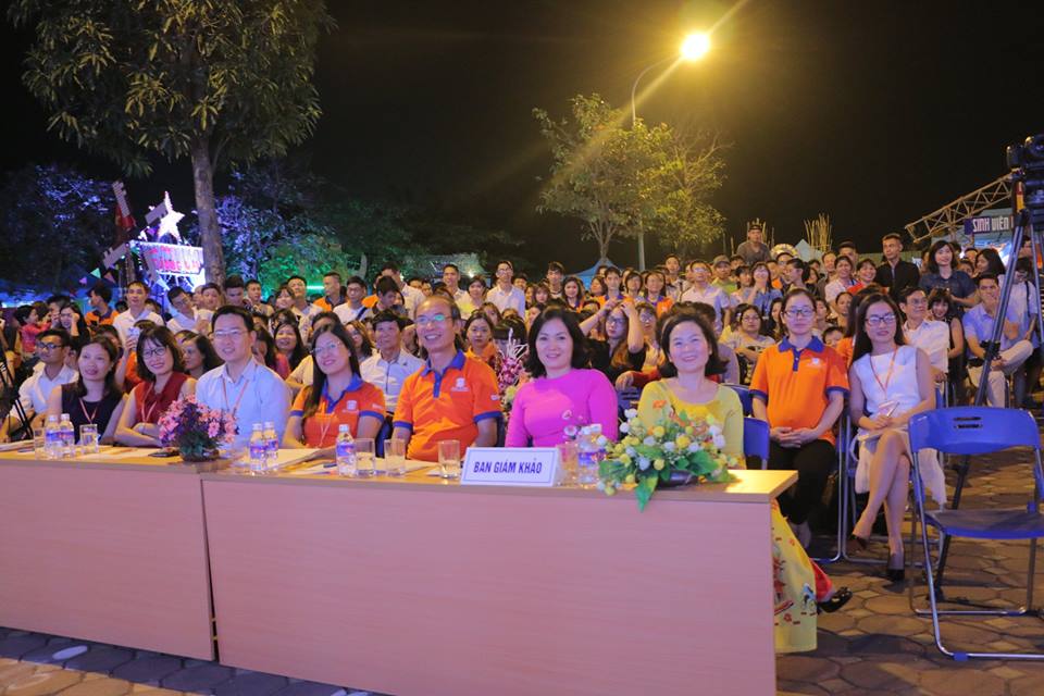 Dậy sóng mạng - Sinh viên mặc quần áo làm từ hành, lá cây kêu gọi bảo vệ môi trường (Hình 9).