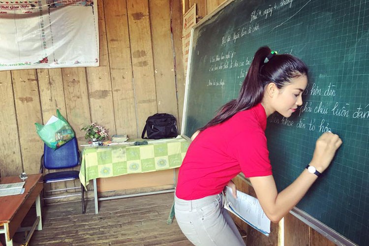 Ngôi sao - Hoa hậu Phạm Hương: ‘Run khi lần đầu đứng lớp’