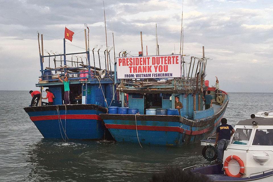 Người Việt bốn phương - Tổng thống Duterte đích thân tiễn 17 ngư dân Việt Nam hồi hương (Hình 2).