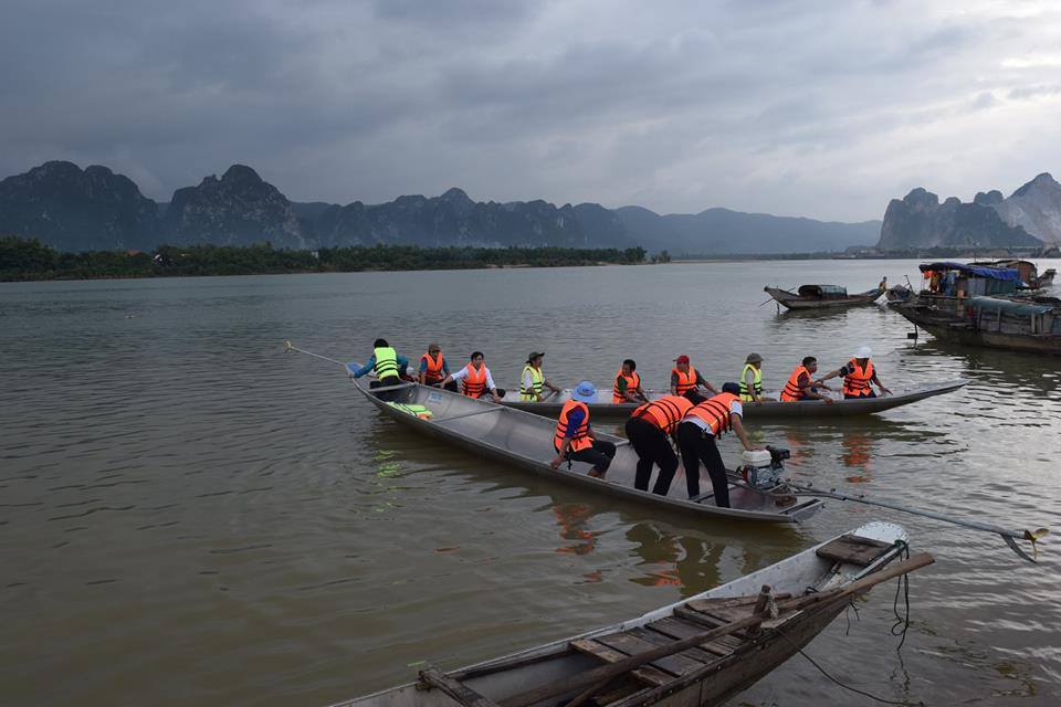 Tình thương - Tặng thuyền và đồ bảo hộ sông nước cho người dân vùng lũ (Hình 4).