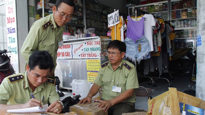 Dân sinh - Cảnh giác mỹ phẩm giá rẻ, không nhãn mác bày bán tràn lan (Hình 3).