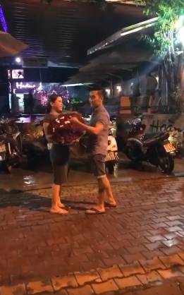 Mạng ảo - Đời thực - Danh t&iacute;nh 'so&aacute;i ca' tặng si&ecirc;u xe cho vợ nh&acirc;n 10 năm ng&agrave;y cưới (H&igrave;nh 2).