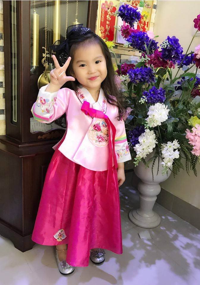 Dậy s&oacute;ng mạng - C&ocirc; b&eacute; mặc đồ H&agrave;n Quốc xinh ngất ng&acirc;y g&acirc;y b&atilde;o mạng l&agrave; ai? (H&igrave;nh 4).